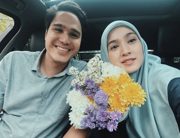 Gaya Cut Syifa Masak Rendang hingga Pose di Depan Gerobak Buah Gaya Cut Syifa Masak Rendang hingga Pose di Depan Gerobak Buah