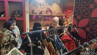 Indonesia menampilkan berbagai macam hasil seni dan budaya khas, seperti kain dan baju batik yang dipamerkan di festival. Foto: Irwan Nugroho/detikcom.