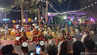 Beragam tarian dan kostum tradisional Indonesia juga ditampilkan ke hadapan pengunjung. Uniknya, sebagian besar penari ini adalah orang Arab Saudi. Foto: Irwan Nugroho/detikcom.