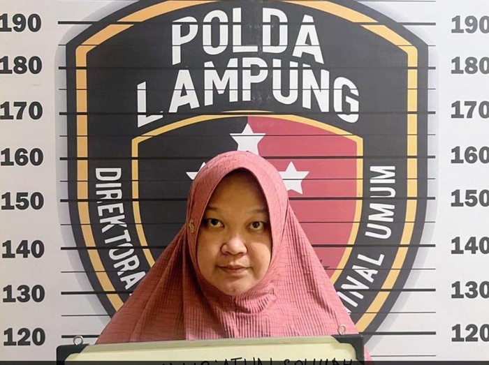 Ibu rumah tanggal diciduk polisi terkait kasus penipuan masuk Polri