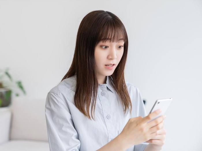 Ilustrasi menggunakan ponsel atau WhatsApp