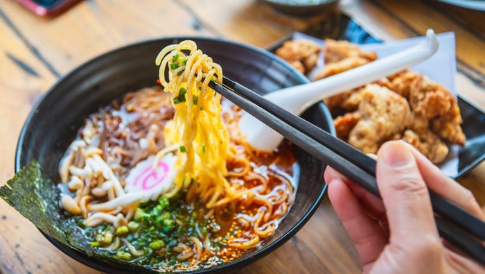 Peneliti Jepang Teliti Kebiasaan Makan Ramen, Temuannya Nggak Terduga