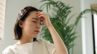 Saat sakit kepala tak perlu langsung minum obat. Coba minum air putih lebih dulu untuk menyembuhkannya secara alami. Jika tidak tertolong, barulah konsultasi ke dokter. Foto: Getty Images/kyonntra