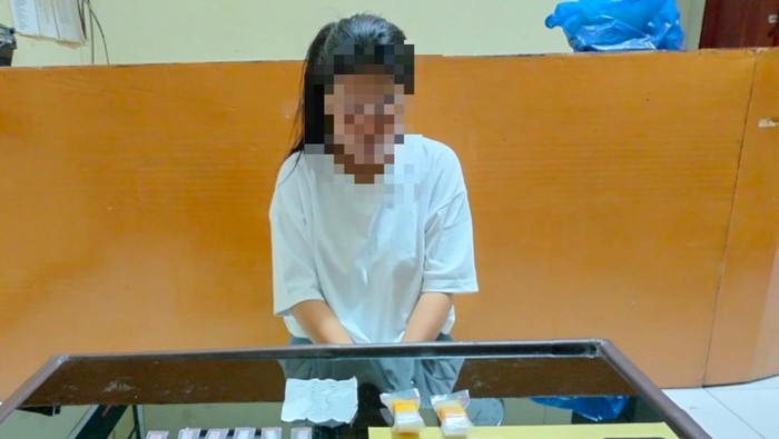 Ibu rumah tangga di Desa Bugis, Kabupaten Bima, WY (25), menjual sabu. WY ditangkap pada Minggu (27/10/2024) malam.