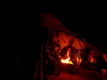 Hidup Tanpa Listrik, Pengungsi Palestina Nyalakan Api Unggun