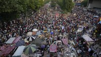 Mereka berbelanja untuk kebutuhan festival Hindu Diwali.