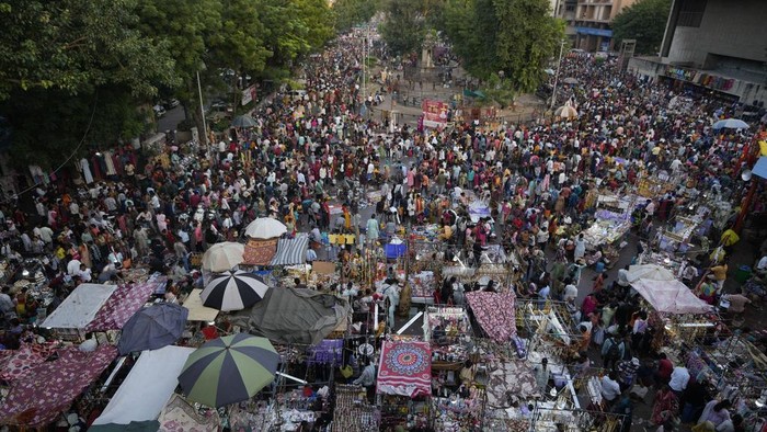 People throng a market for shopping on last Sunday ahead of Hindu festival Diwali in Ahmedabad, India, Sunday, Oct. 27, 2024. (AP Photo/Ajit Solanki)