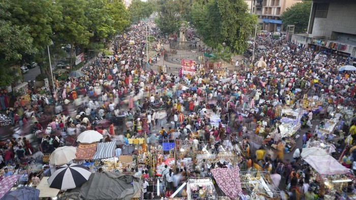 People throng a market for shopping on last Sunday ahead of Hindu festival Diwali in Ahmedabad, India, Sunday, Oct. 27, 2024. (AP Photo/Ajit Solanki)