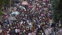  Orang-orang memadati pasar di Ahmedabad, India, Minggu (27/10/2024). 