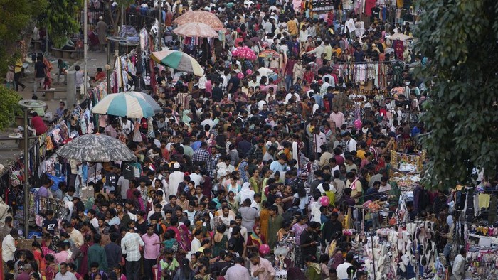 People throng a market for shopping on last Sunday ahead of Hindu festival Diwali in Ahmedabad, India, Sunday, Oct. 27, 2024. (AP Photo/Ajit Solanki)