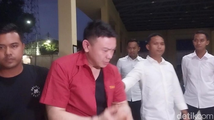 Joe Frisco Johan pelaku utama pembunhan Mutia (25) saat dihadirkan di Mapolda Sumut (Finta Rahyuni/detikcom)