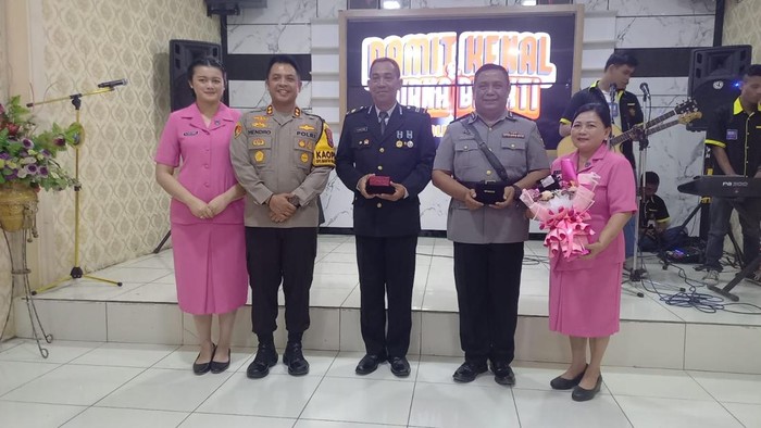 Kaolres AKBP Hendro Sukmono dan Ketua Bhayangkari saat Lepas Kenal kapolsek Omben dan Kasi Propam di Mapolres Sampang