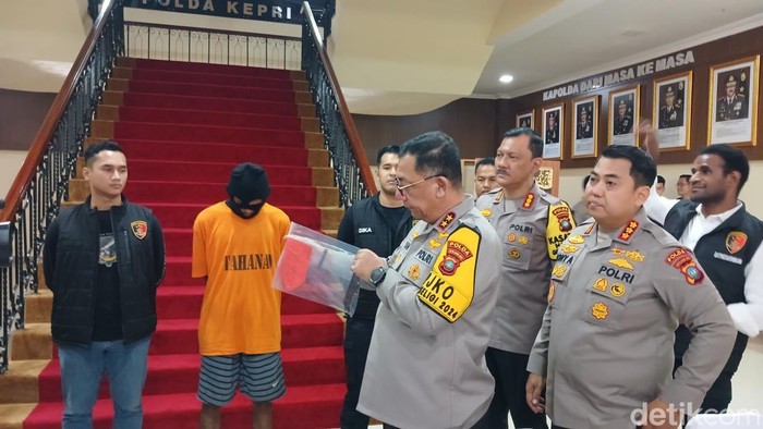 Kapolda Kepri Irjen Yan Fitri Halimansyah melihat barang bukti pelaku penikaman. (Foto: Alamudin/detikSumut)