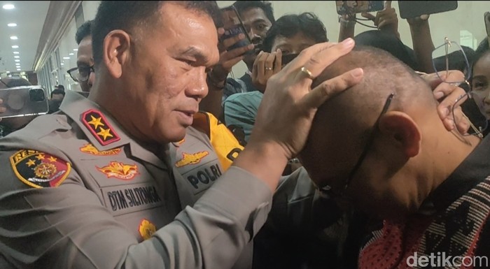 Kapolda NTT, Irjen Daniel Tahi Monang Silitonga, mengelus Rudy Soik yang telah dipecat. (Dwi Rahmawati/detikcom)