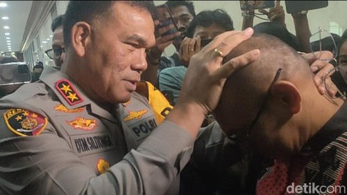 Kapolda NTT, Irjen Daniel Tahi Monang Silitonga, mengelus Rudy Soik yang telah dipecat. (Dwi Rahmawati/detikcom)
