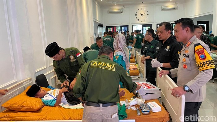Kapolres Ponorogo, AKBP Anton Prasetyo saat meninjaulangsung khitanan massal