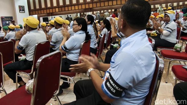Karyawan PT Sritex mengenakan pita hitam bertulis 'Selamatkan Sritex', Senin (28/10/2024).