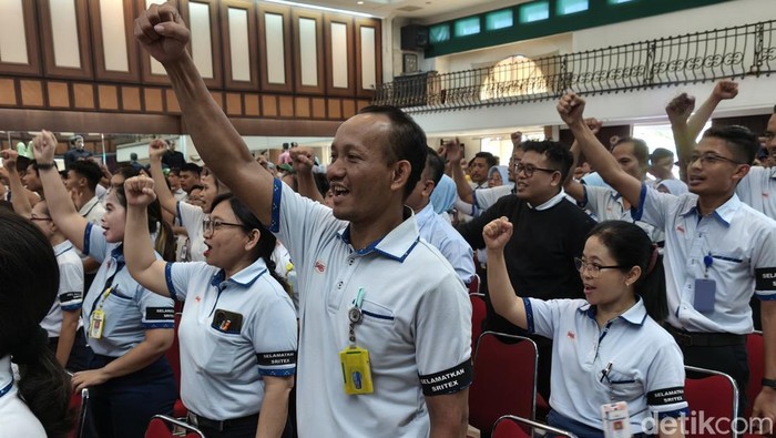 Karyawan PT Sritex mengenakan pita hitam bertulis Selamatkan Sritex, Senin (28/10/2024).