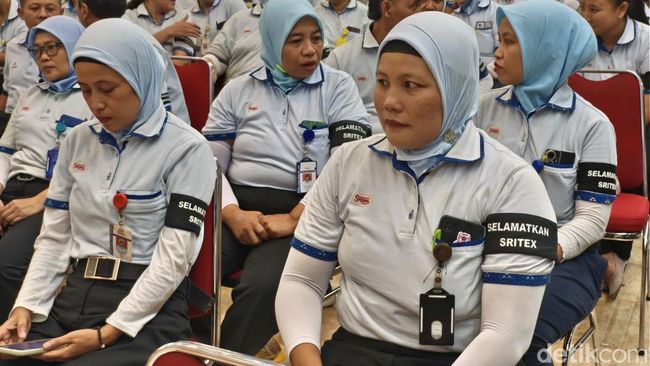 Karyawan PT Sritex mengenakan pita hitam bertulis 'Selamatkan Sritex', Senin (28/10/2024).