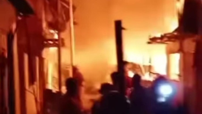 Kebakaran hebat melanda kawasan permukiman padat penduduk di Kecamatan Bontoala, Kota Makassar, Sulawesi Selatan.