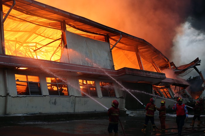 Petugas BPBD Kota Tangerang berupaya memadamkan api yang membakar bangunan pergudangan di Kawasan Karawaci, Kota Tangerang, Banten, Senin (28/10/2024).  Kebakaran yang meluluhlantakkan pergudangan beserta isinya itu penyebabnya masih dalam penyelidikan petugas dan tidak ada korban jiwa dalam peristiwa tersebut. ANTARA FOTO/Muhammad Iqbal
