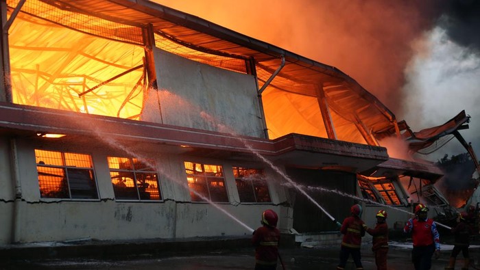 Petugas BPBD Kota Tangerang berupaya memadamkan api yang membakar bangunan pergudangan di Kawasan Karawaci, Kota Tangerang, Banten, Senin (28/10/2024).  Kebakaran yang meluluhlantakkan pergudangan beserta isinya itu penyebabnya masih dalam penyelidikan petugas dan tidak ada korban jiwa dalam peristiwa tersebut. ANTARA FOTO/Muhammad Iqbal