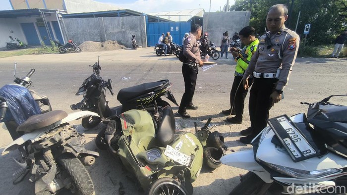 Kecelakaan beruntun di Jalan Raya Morowudi, Cerme, Gresik menewaskan 2 orang.