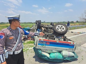 Pikap Terbalik di Tol Jombang gegara Pecah Ban-Ditabrak Mobilio, 6 Orang Luka