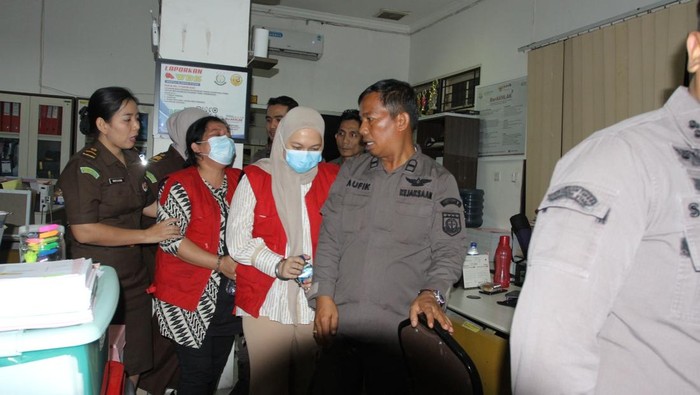 Kejati Sumut menahan tersangka dugaan korupsi BOK dan Jaspel Puskesmas di Pemkab Tapteng. (Dok. Istimewa)