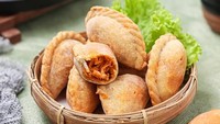 Nomel Shop menjual cireng isi ayam pedas homemade yang hanya dibuat jika ada pesanan sehingga semuanya fresh. Ayam suwirnya punya bumbu rempah daun jeruk dengan menggunakan cabai asli. Harganya Rp 8 ribuan. Foto : Tokopedia Nomel_Shop