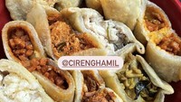 Jualan di tenda, cireng di Bandung ini berhasil menarik perhatian karena kelezatannya. Ada 10 varian rasa, termasuk ayam kemangi sampai ayam teriyaki yang wajib dicoba. Harganya mulai dari Rp 3-5 ribuan.  Foto : @cirenghamil