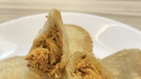 MollySnacks juga menawarkan cireng mirip pastel yang punya isian ayam original sampai ayam pedas. Dengan rasa yang enak dan tekstur cireng kenyal, cireng ini harganya hanya Rp 2.100. Foto : Tokopedia / Mollysnacks