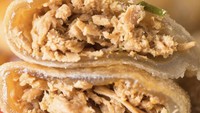 Cireng frozen ini datang dari Cireng Badag yang punya variasi cireng isi ayam original dengan isian penuh. Kalau suka pedas, bisa pesan isian ayam pedas yang tidak kalah enak. Lokasinya di Bogor, tapi bisa pesan untuk ke luar kota. Foto : @cirengbadag