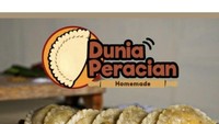 Di Jakarta Timur ada cireng topping ayam suwir pedas hingga ayam bumbu semur yang sayang dilewatkan. Isiannya padat dan terbuat dari bahan berkualitas. Harganya hanya Rp 2.500 sampai Rp 5.000 sesuai ukuran. Foto : Shopee @dunia_peracian