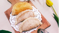 Cireng Isi Nyonya Meni menawarkan cireng isi homemade. Variasi ayam suwirnya menjadi salah satu yang favorit, dengan isian suwiran ayam melimpah dan isiannya padat. Harganya Rp 5 ribu saja per buah. Foto : Google Review (Hasan XXSAN)