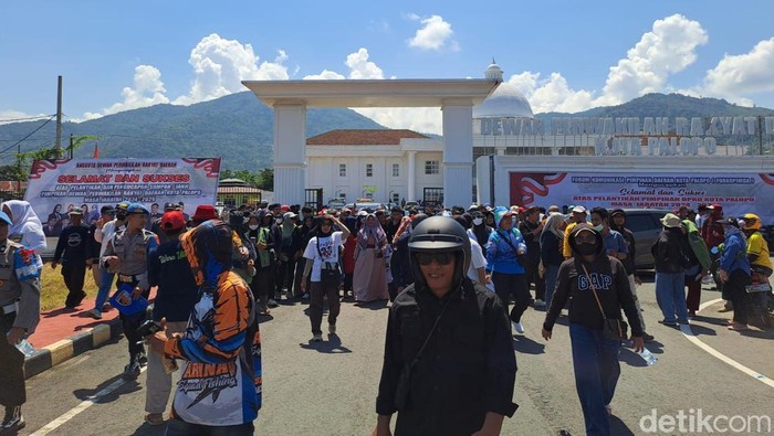 Ketua RT/RW di Palopo menggelar demo di kantor DPRD Palopo menuntut tunggakan insentif dibayarkan.