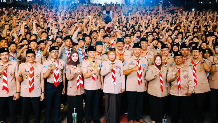 Khofifah bersama pemuda