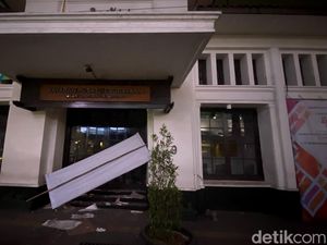 Detik-detik Mencekam Saat Atap Gedung YPK Bandung Ambruk