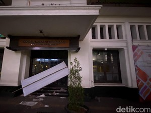 Detik-detik Mencekam Saat Atap Gedung YPK Bandung Ambruk