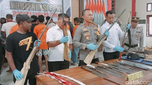 Konferensi pers terkait pengungkapan tersangka kasus bentrok berdarah antara dua desa Kecamatan Adonara Barat, Flores Timur, NTT, Senin (28/10/2024). (Foto: Yurgo Purab/detikBali)