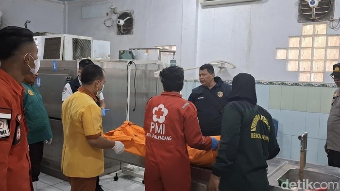Korban saat dievakuasi ke rumah sakit Bhayangkara Palembang.