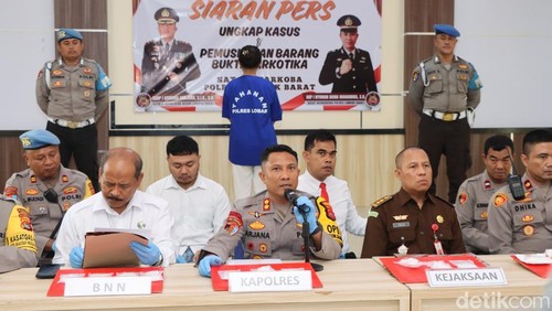 Fia, kurir sabu di Lombok Barat ditangkap polisi, Senin (28/10/2024). (Ahmad Viqi/detikBali).