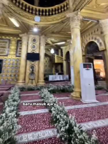 Makeup artist (MUA) ini curhat merias di rumah klien yang bak istana mewah di Sidoarjo, Jawa Timur.