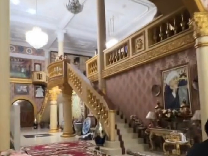 Makeup artist (MUA) ini curhat merias di rumah klien yang bak istana mewah di Sidoarjo, Jawa Timur.