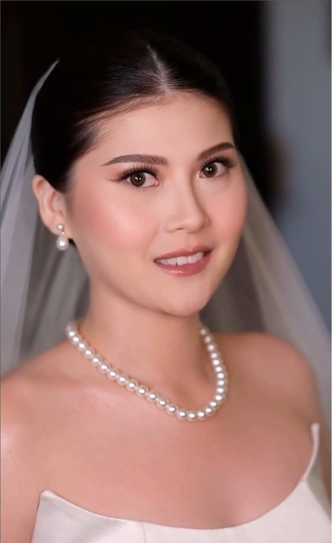 Riasan dibuat flawless dan natural yang menonjolkan kulit sehat Mitzi. Penekanan makeup ada pada eyeliner dengan garis winged tipis, bulu mata lentik panjang, serta eyeshadow bronze yang diberi sedikit shimmer. Foto: Instagram/@vanny.adelina @morden.co