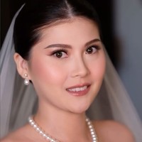 Riasan dibuat flawless dan natural yang menonjolkan kulit sehat Mitzi. Penekanan makeup ada pada eyeliner dengan garis winged tipis, bulu mata lentik panjang, serta eyeshadow bronze yang diberi sedikit shimmer. Foto: Instagram/@vanny.adelina @morden.co