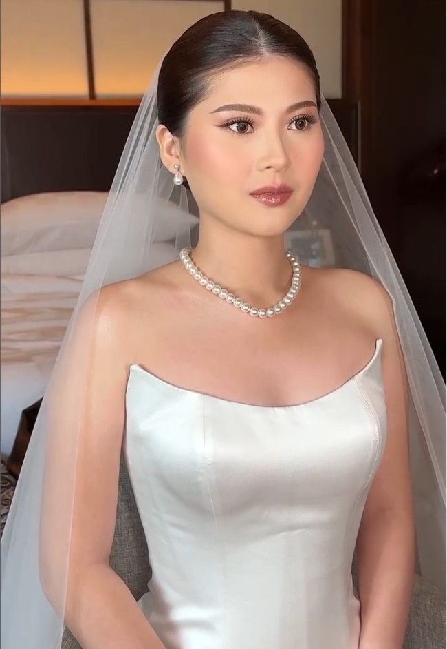 Sapuan lipstik rosewood dan blush on mauve memberi rona sehar pada wajahnya. Foto: Instagram/@vanny.adelina @morden.co