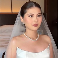 Sapuan lipstik rosewood dan blush on mauve memberi rona sehar pada wajahnya. Foto: Instagram/@vanny.adelina @morden.co