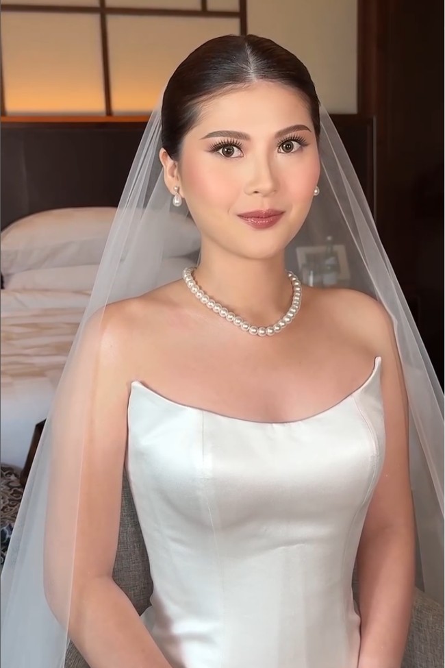 Makeup dengan nuansa bronze dan rosewood tak hanya mempercantik paras wanita yang pernah menjadi atlet bulu tangkis ini, tapi juga memberi kesan elegan. Foto: Instagram/@vanny.adelina @morden.co