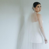 Wanita 28 tahun ini memilih gaun putih dengan aksen pita rancangan desainer bridal Elsie Chrysila. Untuk makeup, dia mempercayakan kepada penata rias Vanny Adelina. Foto: Instagram/@vanny.adelina @morden.co